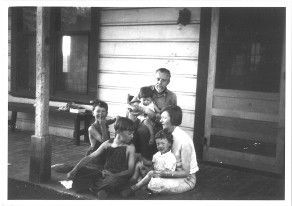 Picture od 2 adults and 4 kids